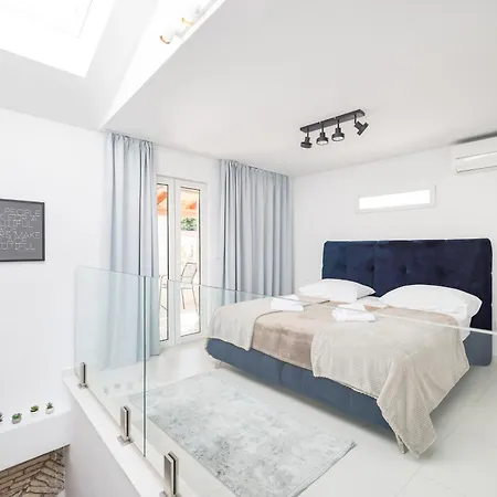 Apartment Hidden In The Center *